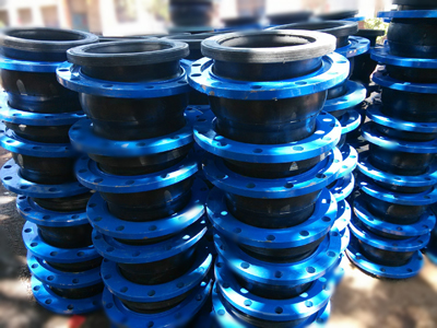 銀川（chuān）大口徑橡膠軟接頭發貨現場