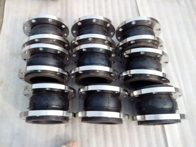 如（rú）何根據環境和使用介質的不同選擇合適的橡膠接（jiē）頭